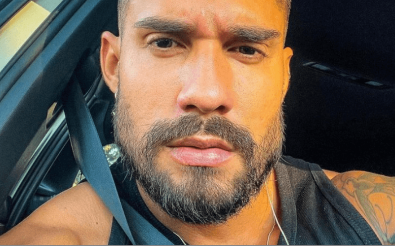 Ex-BBB Bil Araújo radicaliza no visual e surge com a cabeça raspada em novos cliques: