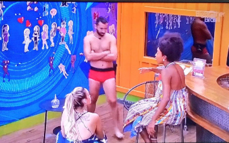 Internautas criticam Sarah e Gil após dupla falar de Juliette para Lumena no BBB 21