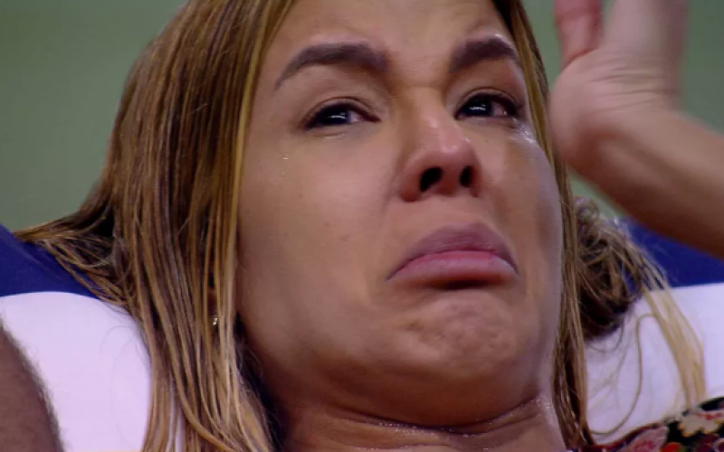 Kerline chora e desabafa com Gilberto: