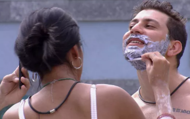 No BBB21, Caio muda o visual com ajuda de Pocah e Rodolffo brinca:
