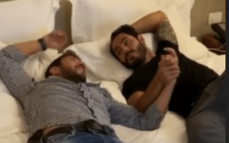 Veja o reencontro de Caio e Rodolffo no hotel