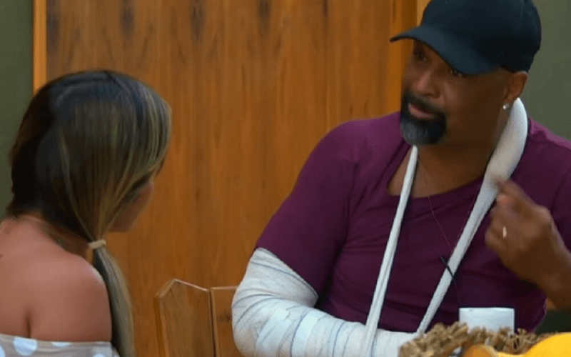 Dinei se emociona ao falar com Nadja na Ilha Record: “Eu nunca falei mal de você”