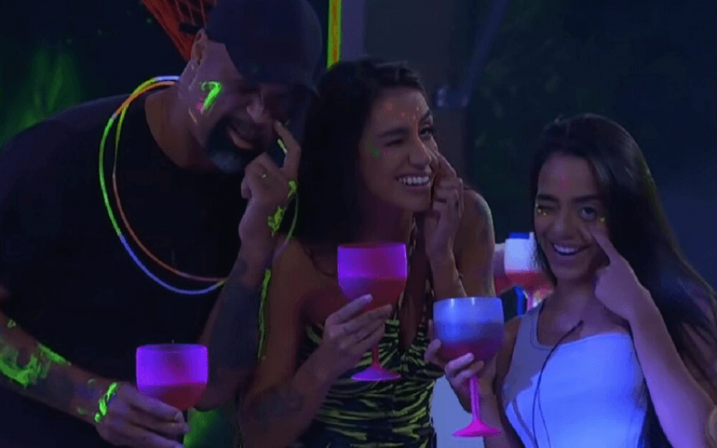 Durante festa na Ilha Record, exilados recebem recado: “Vamos pegar eles”