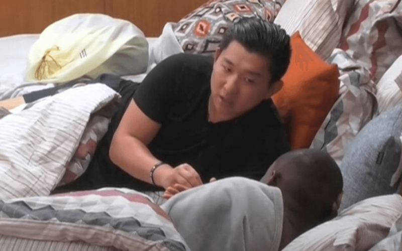 Pyong dá carteirada no Ilha Record, e Negão da BL aponta