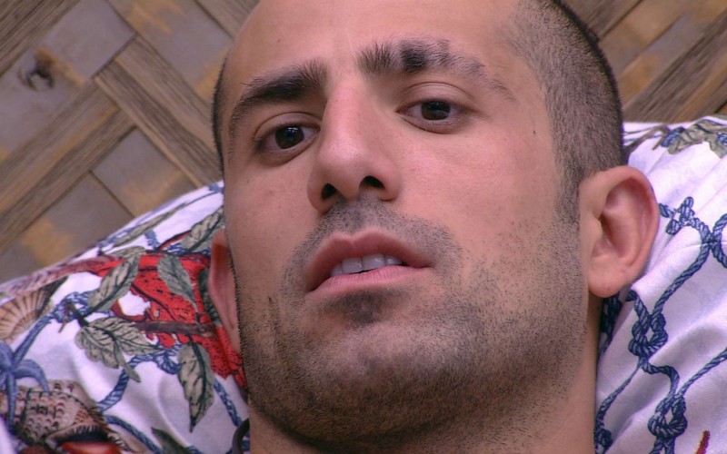 Kaysar diz para Jéssica que vai chamar Ayrton para conversar: