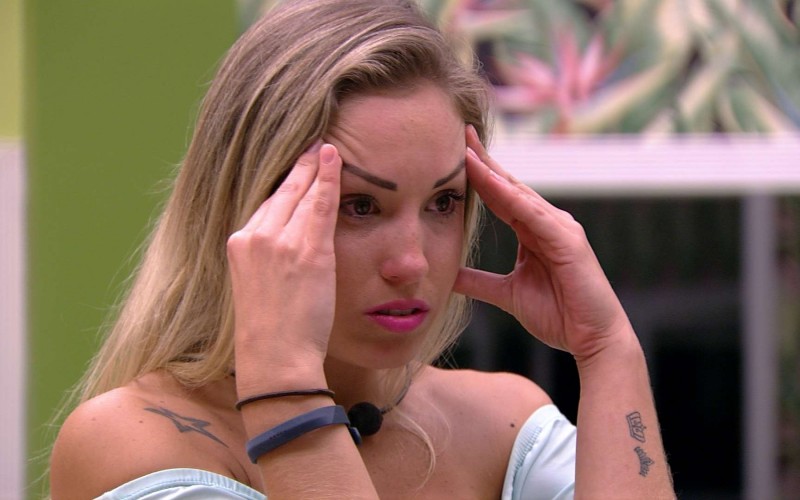 Kaysar e Jéssica brincam de inventar música sobre eles: