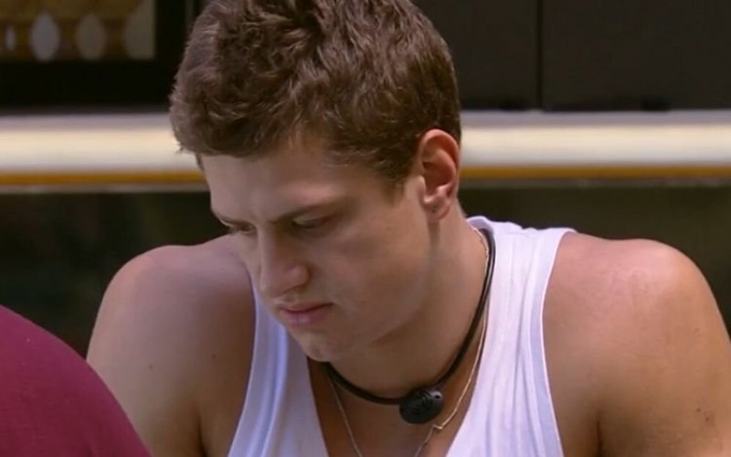 Lucas, do ‘BBB 20’, revolta a web ao afirmar que sofre preconceito por ser homem e loiro