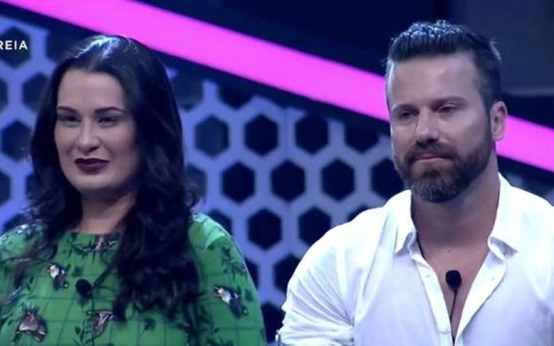 Marlon e LetÃcia estreiam o jogo na liderança