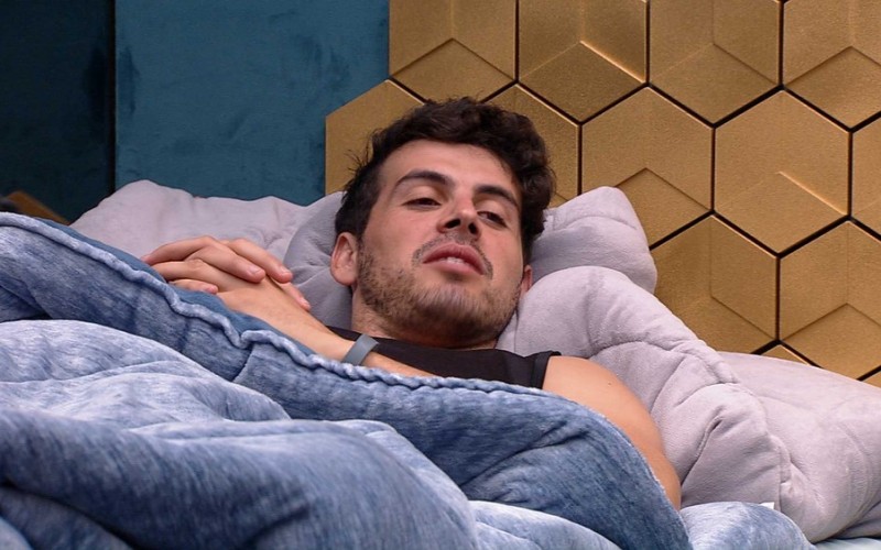 Maycon convida Isabella para deitar e ouve: