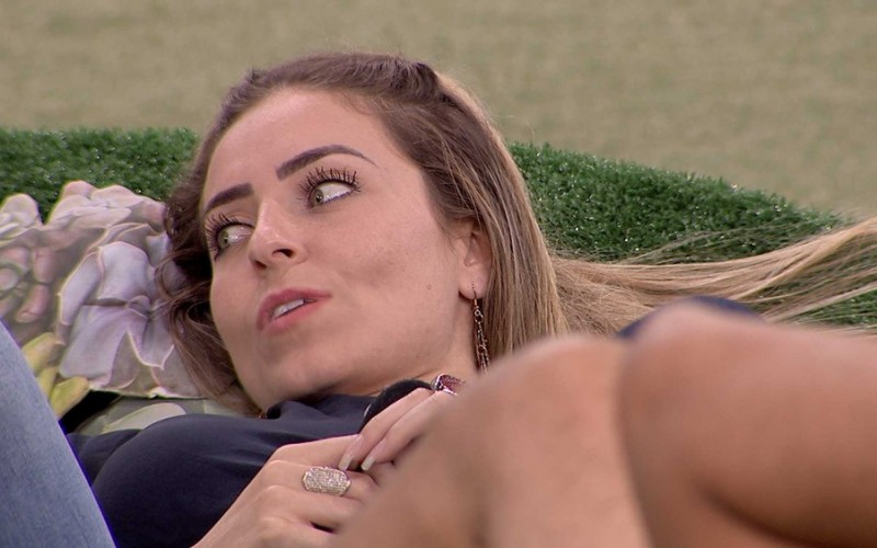Paula comenta com Hariany: