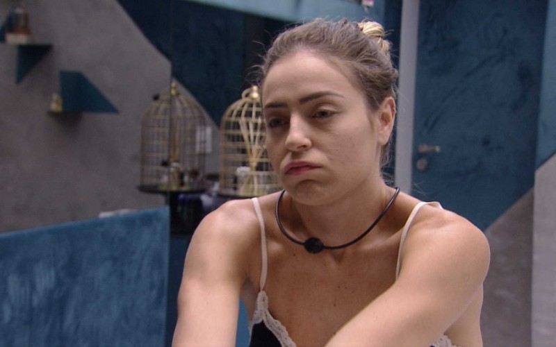 Paula desabafa sozinha e detona Alan: