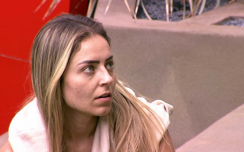 Paula reclama de perda de estalecas de Isabella e diz: