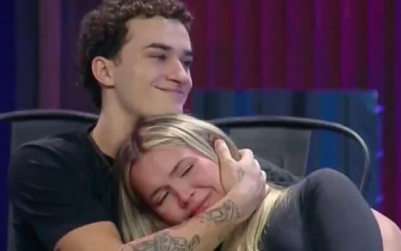 Bia cai no choro por não saber escrever Gretchen e se dá mal no Power Couple
