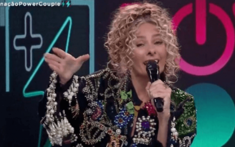 Com penteado diferente, Adriane Galisteu ‘homenageia’ Karol Conká no Power Couple