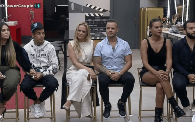 Dani e Fábio desempatam votação e colocam Carol e JonJon na DR do Power Couple