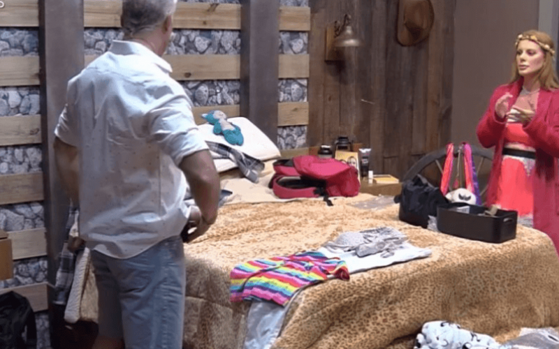 JP Mantovani não deixa Deborah entrar no quarto e ela reclama: “Ele me barrou”