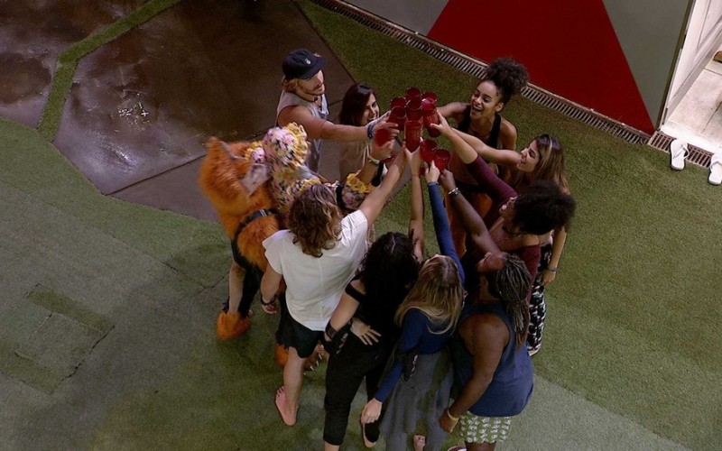 Resumo BBB: Festinha de aniversário para Gabriela anima casa na madrugada