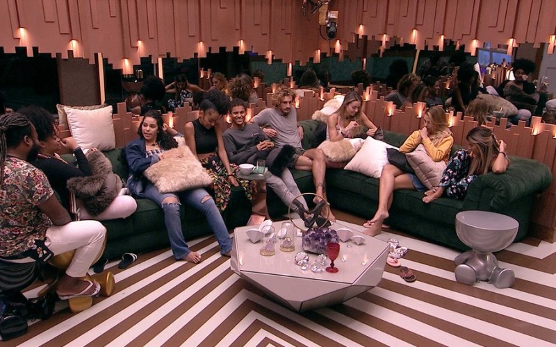 Resumo BBB: treta de Elana e Isabella, e vibe tranquila são destaques da madrugada