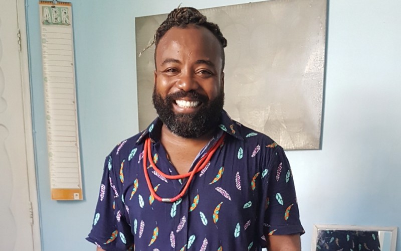 Rodrigo, do BBB19, é trigêmeo e ensinou a avó a ler