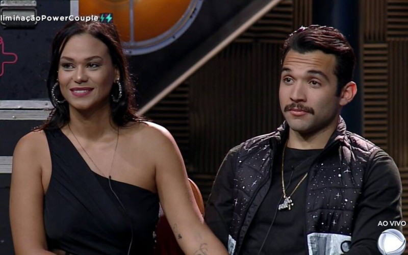 Sem aliados reais, Jonathan e Carol são eliminados do Power Couple Brasil