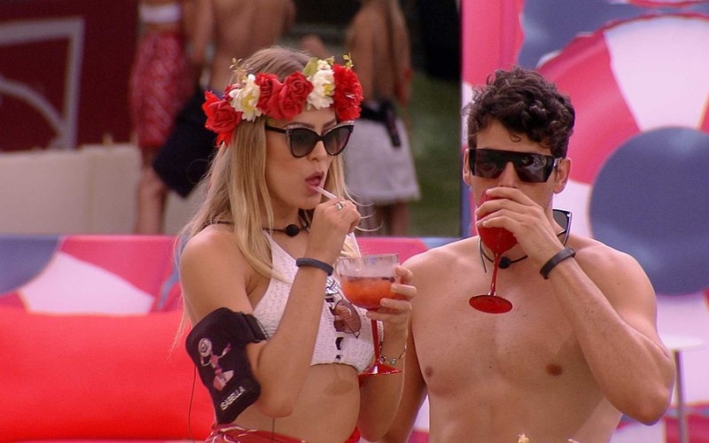 Tereza pede que Maycon dê selinho em Isabella, que nega, e brother fala: