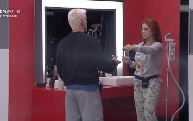 "A Renata ainda acha graça", diz Deborah sobre cantoria de Mari - Power Couple Brasil 5