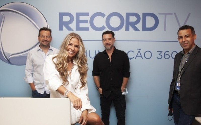 Adriane Galisteu assina contrato com a Record TV