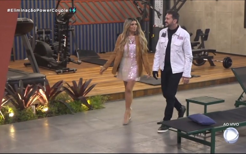 Adryana presenteia Brenda com uma flor ao voltar da DR | Power Couple Brasil 6