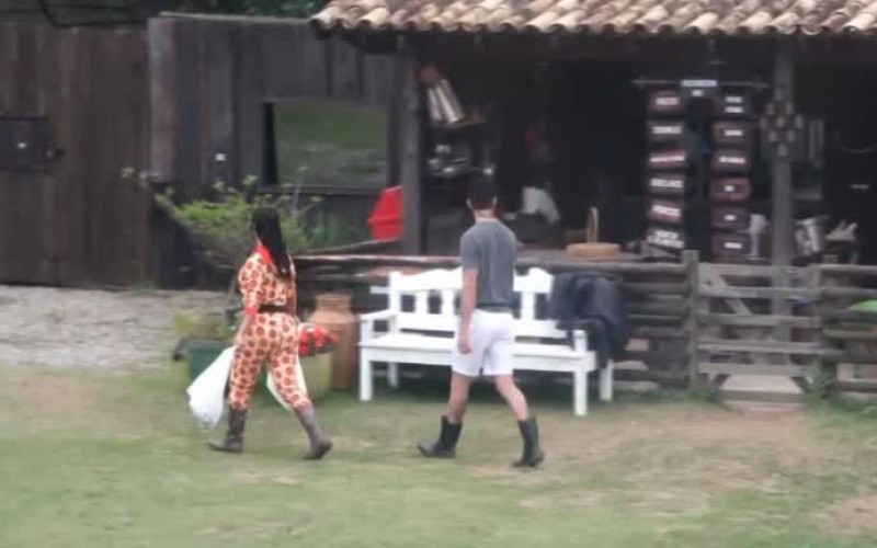 Aline aconselha Rico a ajudar os peões durante as atividades - A Fazenda 13