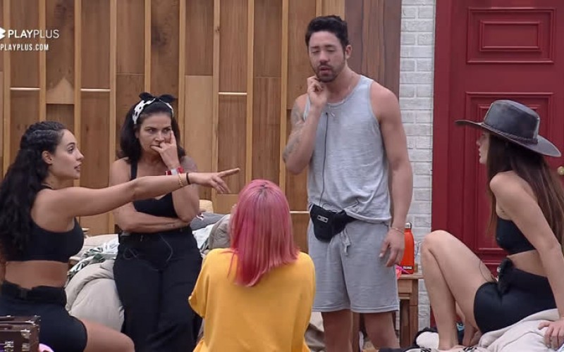 Aline e Dayane contam detalhes da Prova do Fazendeiro para os colegas - A Fazenda 13