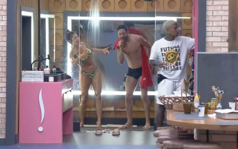 Animados, Rico e Aline soltam a voz durante o banho - A Fazenda 13