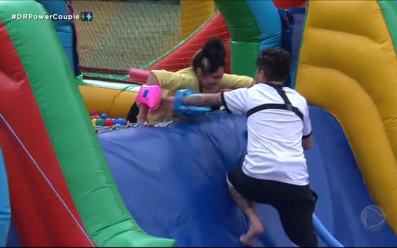 Anne e Pe Lanza, Brenda e Matheus e Luana e Hadad enfrentam circuito inflável | Power Couple Brasil 6
