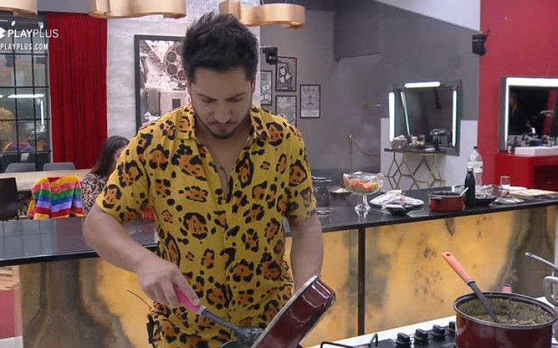 Antes da noite de eliminação, Thiago prepara jantar para Geórgia - Power Couple Brasil 5