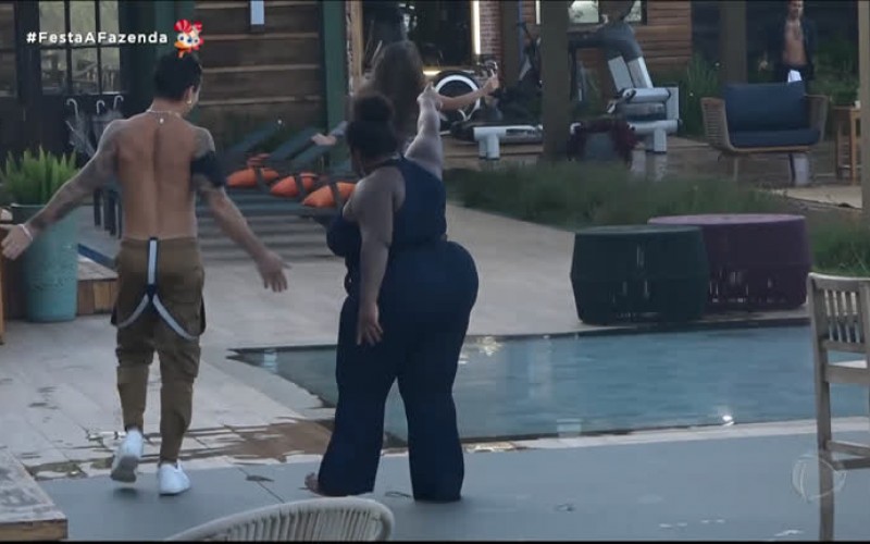 Após a festa, finalistas se despedem dos ex-participantes e retornam à sede - A Fazenda 12