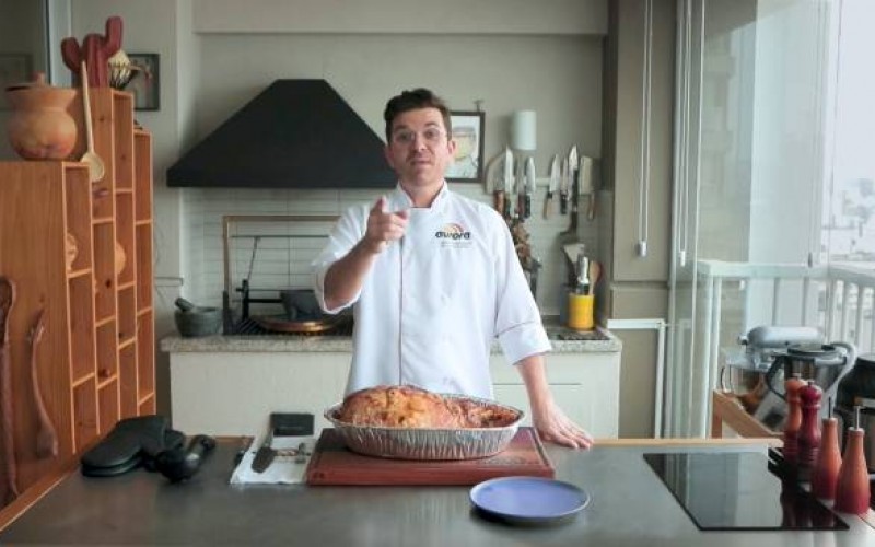 Aprenda a temperar pernil suÃno Aurora com o chefe Guga Rocha