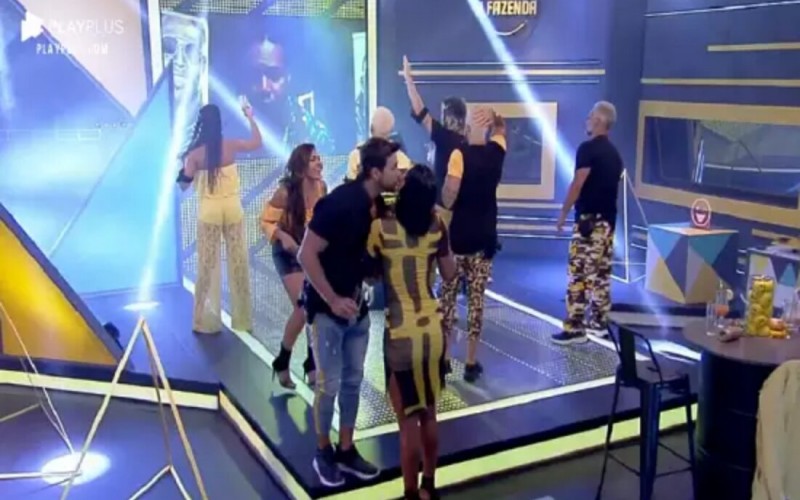 Beijos, traição e punição por álcool em gel bombam 4ª festa de A Fazenda