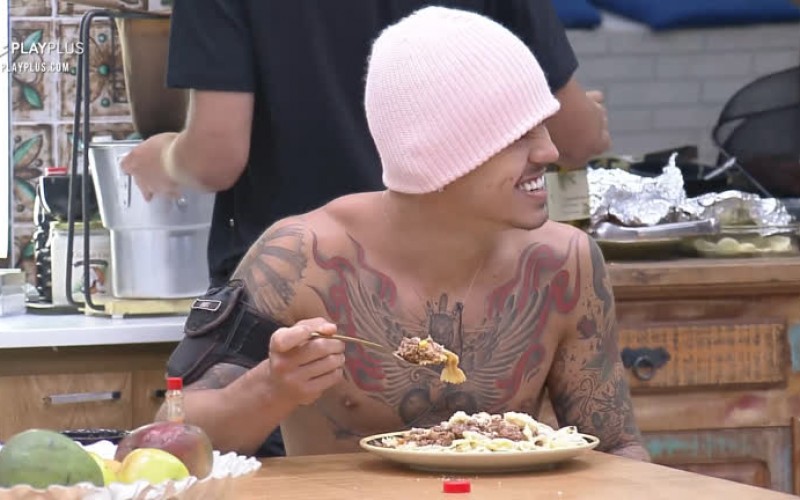 Biel capricha no prato de macarrão e almoça sozinho - A Fazenda 12