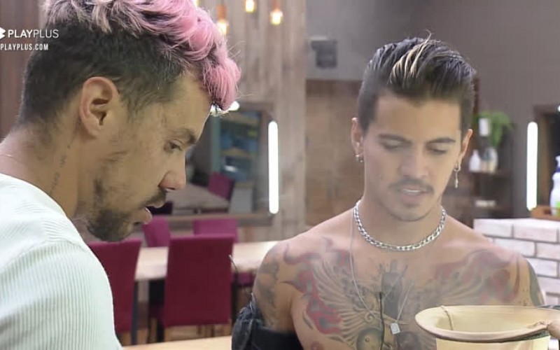 Biel e Lipe preparam café para a peãozada - A Fazenda 12