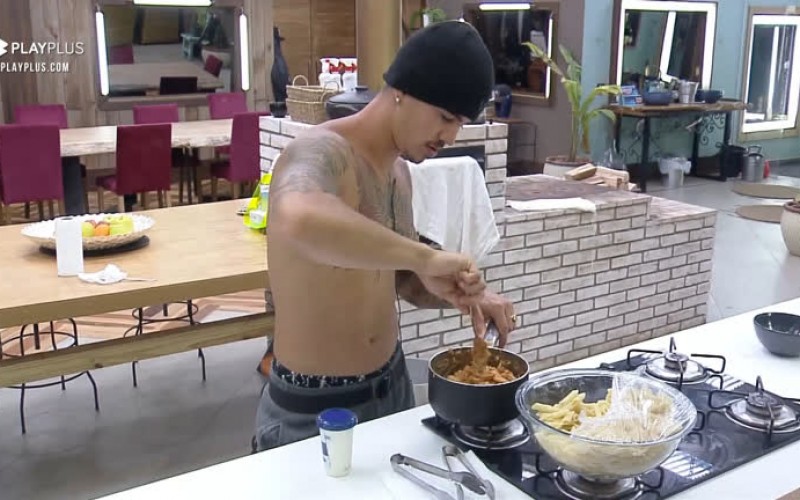 Biel prepara macarrão para o lanche da tarde – A Fazenda 12