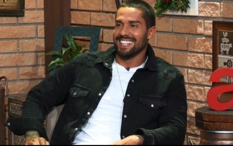 Bil Araújo revela vontade de formar casal na sede: “Me segurei muito”