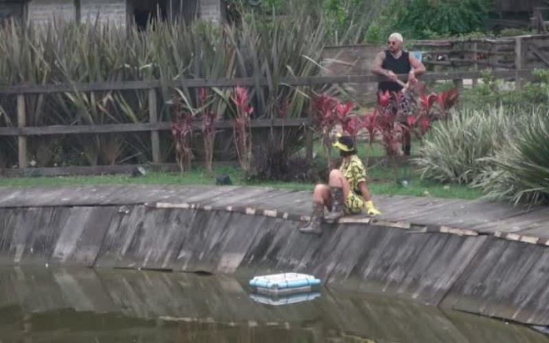 Bil avisa para Aline que a peoa precisa usar o rastelo na área dos gansos - A Fazenda 13