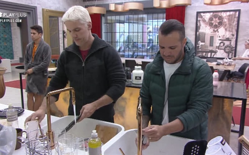 Bruno e Filipe conversam enquanto lavam a louça do café - Power Couple Brasil 5