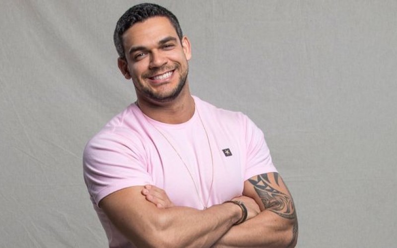 Caique Aguiar anuncia fim do seu grupo de aliados na Ilha Record
