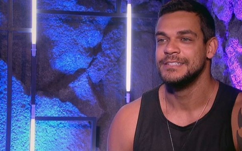 Caique Aguiar cogita formar aliança no Exílio