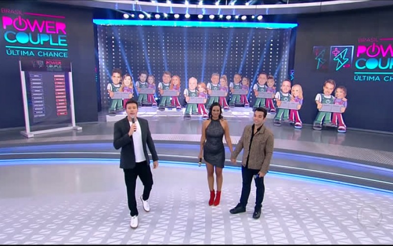 Carol e Jonjon assistem a tudo o que os casais falaram sobre eles pelas costas