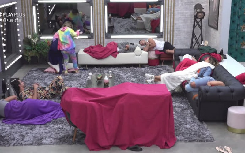 Casais aproveitam sala da Mansão Power para descansarem - Power Couple Brasil 5