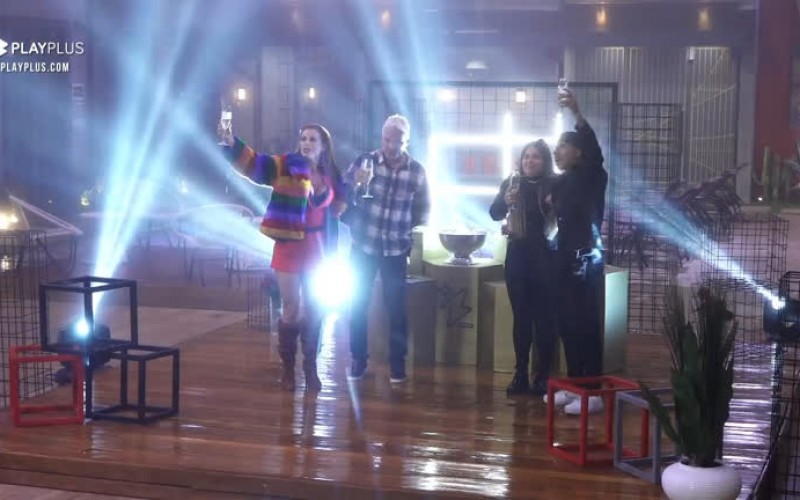 Casais brindam para comemorar a grande final do reality show - Power Couple Brasil 5