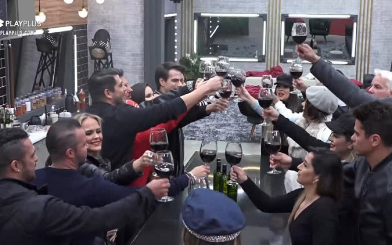 Casais brindam para comemorar mais uma semana no reality - Power Couple Brasil 5