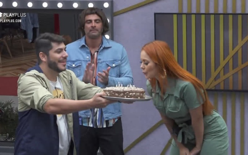 Casais comemoram aniversário de Mirela Janis - Power Couple Brasil 5