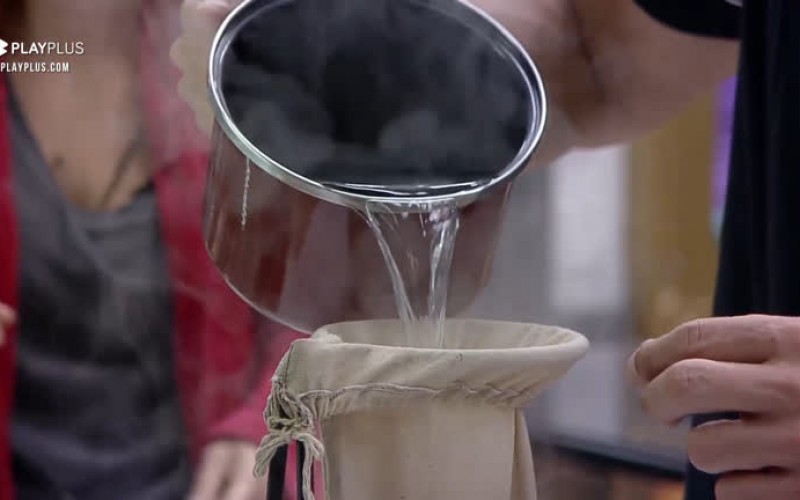 Casais conversam enquanto preparam o café - Power Couple Brasil 5